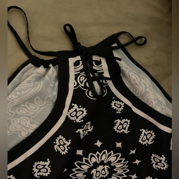 New SHEIN Bandana Black White Print TOP size 3X NWOT V-hem - Picture 2 of 5